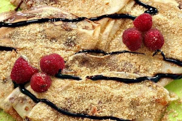 Crepes with raspberry and chocolate — Stock Photo, Image