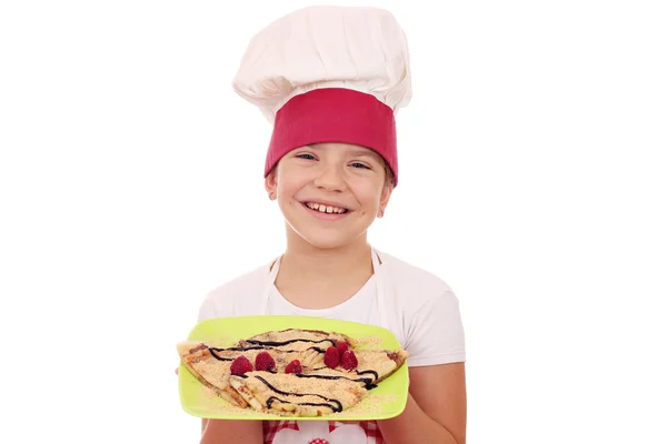 Щаслива маленька дівчинка готує з солодкими креветками — стокове фото