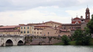 Tiberius Köprüsü ve Chiesa di Santa Maria dei Servi Rimini