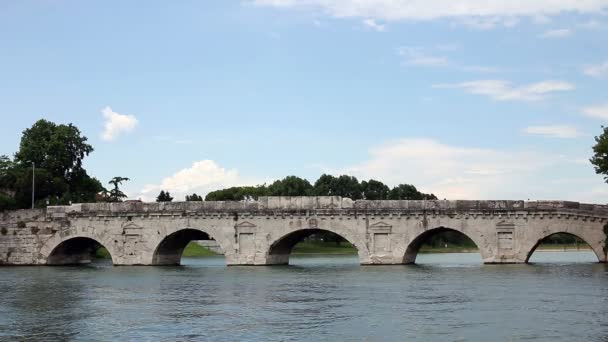 Знаменитый мост Тиберия Римини — стоковое видео