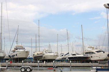 Yat ve yelkenli kuru İskeledeki Rimini İtalya