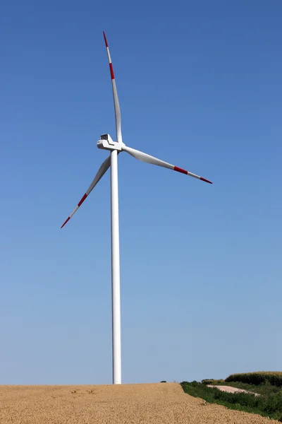 Turbinas eólicas no campo energias renováveis — Fotografia de Stock