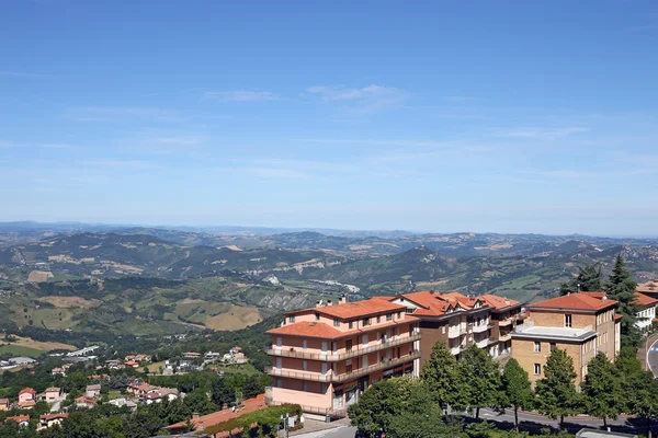 Budovy a kopcích San Marino krajina — Stock fotografie