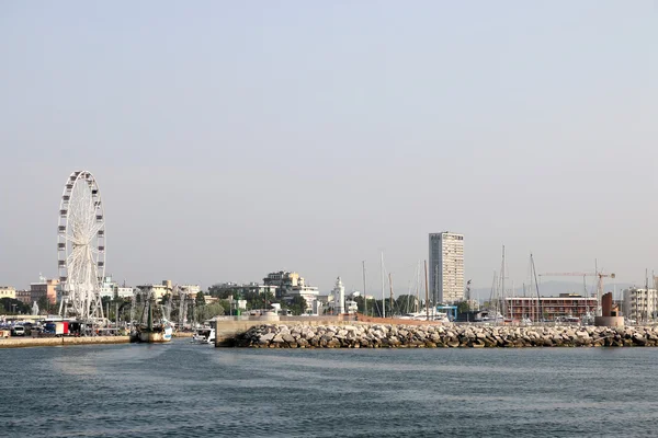 Panoramisch wiel en poort Rimini stadsgezicht — Stockfoto