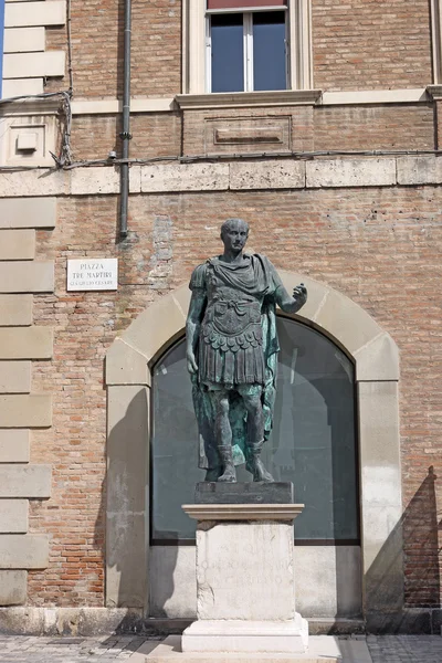 Statuia lui Julius Cezar Rimini Italia — Fotografie, imagine de stoc