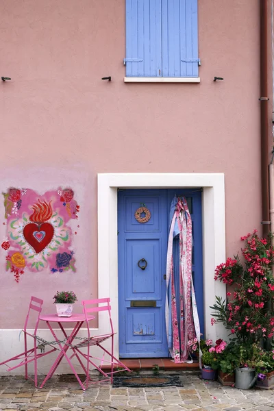 Tisch Stühle und alte Hauswand Detail rimini italien — Stockfoto