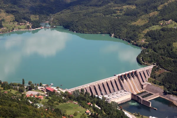 Pembangkit listrik tenaga air pada lanskap sungai — Stok Foto