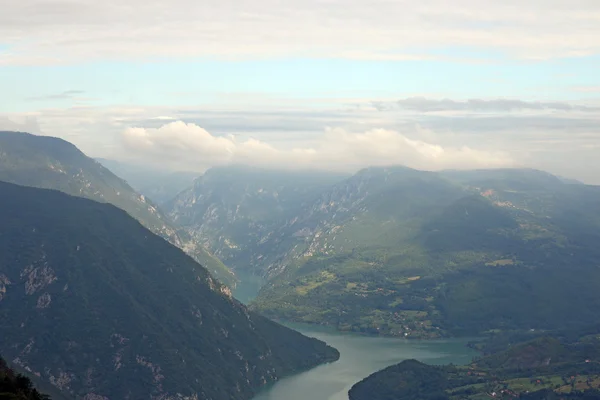 Rio Drina e Tara paisagem montanhosa — Fotografia de Stock