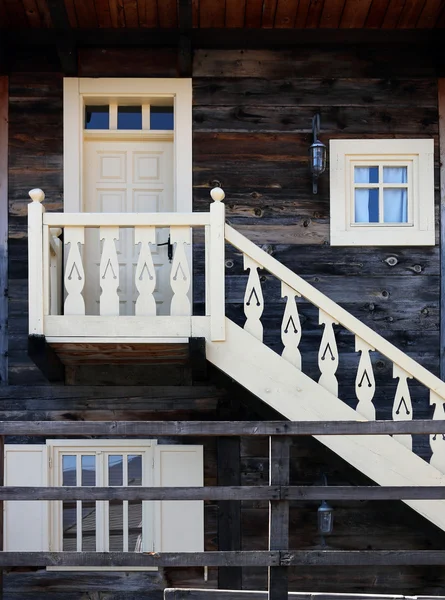 Alte Holzhüttentür und Fenster Detail — Stockfoto