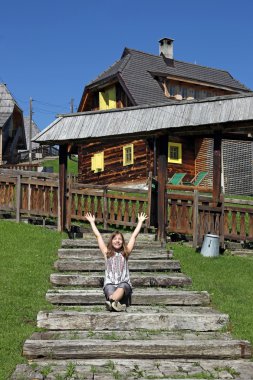 eski köyün mutlu küçük kız