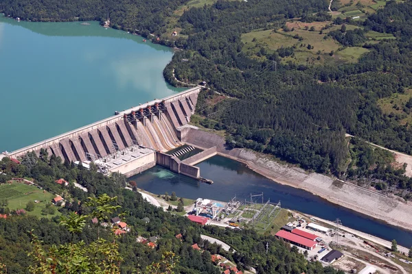 Гідроелектростанція на річці Дрина Perucac — стокове фото