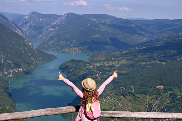 Menina caminhante com polegares para cima na montanha — Fotografia de Stock