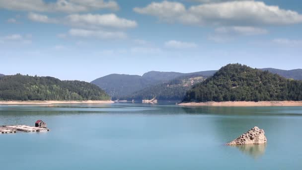 Lago Zaovine em Tara paisagem montanhosa Sérvia — Vídeo de Stock