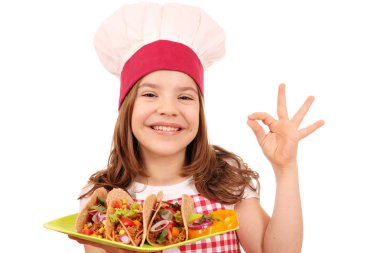 Mutlu küçük kız yemek yemek fast food ve ok el işareti ile