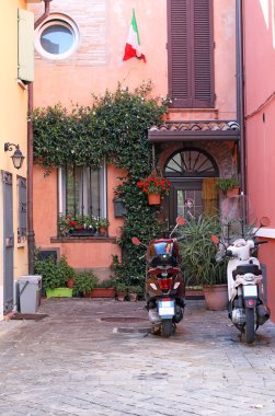 İtalyan bayrağı ve Scooter Rimini İtalya ile eski ev
