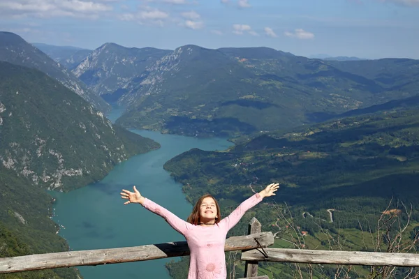 Menina feliz desfrutar na natureza na montanha — Fotografia de Stock