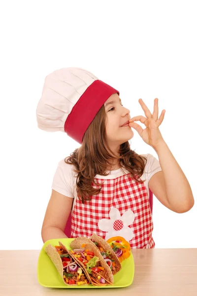 Malá holčička vařit s tacos fast food a značka ok ruky — Stock fotografie