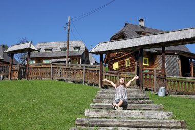 Eller yukarı kırsal tatil mutlu küçük kız