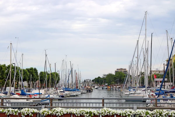 Canal con yates y veleros Rimini Italia — Foto de Stock