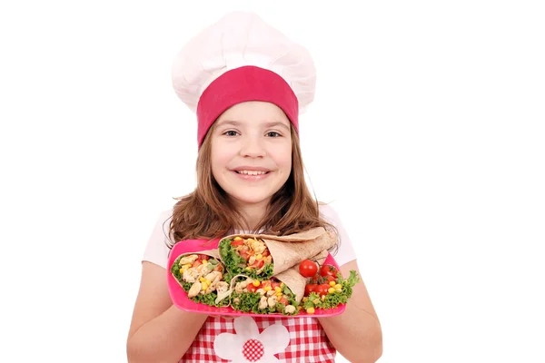 Щаслива маленька дівчинка готує з буррітосом фаст-фудом — стокове фото