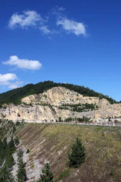 Poço de pedra na paisagem da montanha — Fotografia de Stock