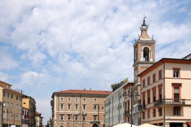 eski binalar ve saat kulesi Piazza Tre Martiri Rimini İtalya