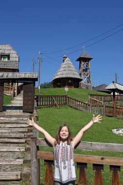 Eller yukarı kırsal mutlu küçük kız 