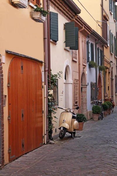 Strada con scooter e vecchie case Rimini — Foto Stock