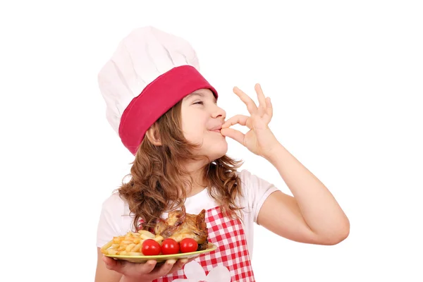 Feliz niña cocinero con alas de pollo y ok signo de mano — Foto de Stock