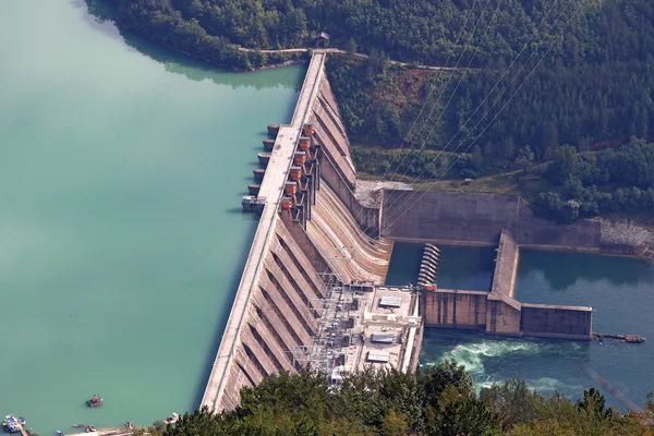 강에 있는 수력 발전소 — 스톡 사진