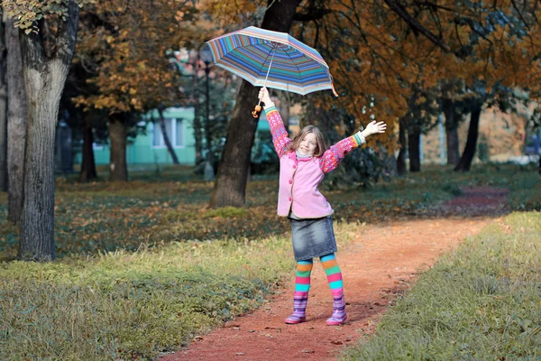 快乐的小女孩，在秋天的公园里带着雨伞 — 图库照片