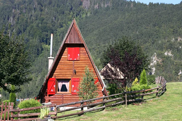 Old wooden cottage on mountain — Stock Photo, Image