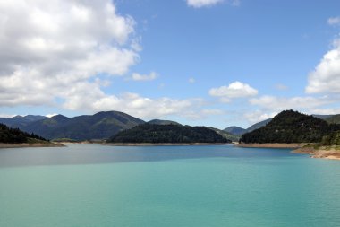 tepeler ve mavi gökyüzü göl bulutlar manzara ile