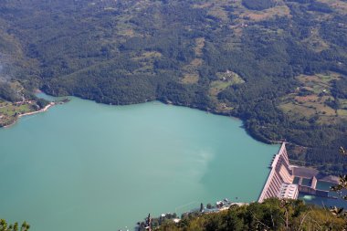 Hidroelektrik tesileri Drina Nehri Sırbistan üzerinde Perucac