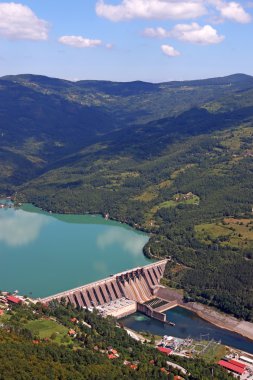 Drina nehir manzara üzerinde Hidroelektrik Santrali
