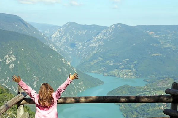 Menina com as mãos para cima no ponto de vista da montanha Tara — Fotografia de Stock