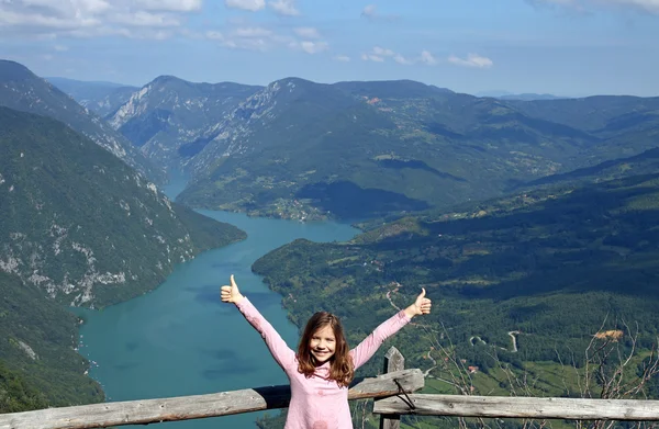 Menina com polegares para cima no ponto de vista da montanha Tara — Fotografia de Stock