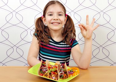 Taco ve ok el işareti ile mutlu küçük kız