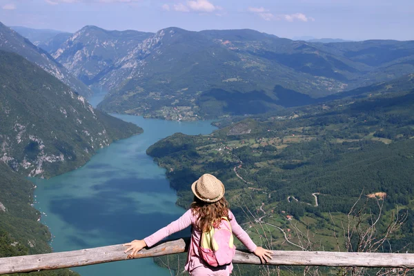 Petite fille randonneur sur point de vue montagne — Photo