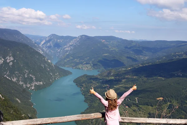 Petite fille avec pouces debout sur le point de vue de la montagne — Photo