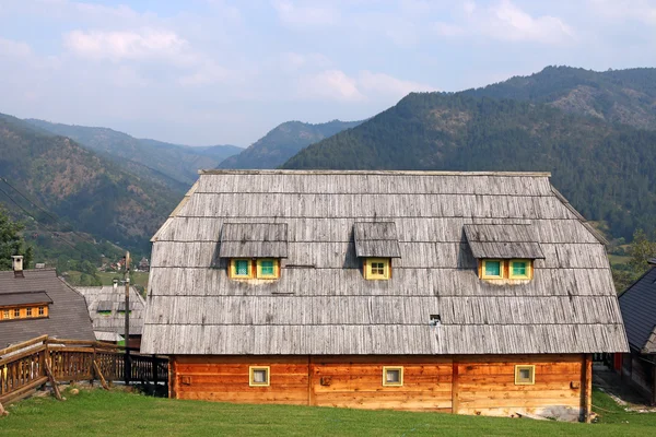 Dřevěná chata na hoře Srbsko — Stock fotografie