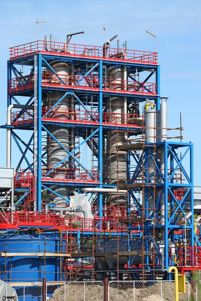 Neue Raffinerie-Baustelle mit Arbeitern — Stockfoto