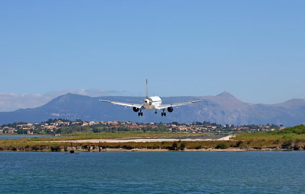 공항 코르푸 타운 그리스에 착륙 하는 비행기 — 스톡 사진