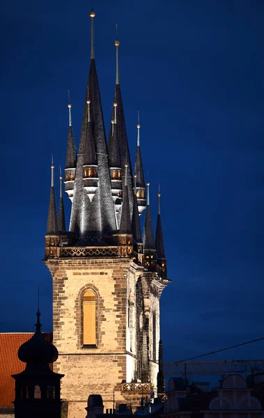 Башня Тынской Церкви Ночью Прага Чехия — стоковое фото
