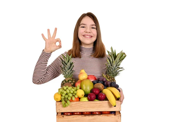 Menina Feliz Com Frutas Caixa Madeira Sinal Mão — Fotografia de Stock