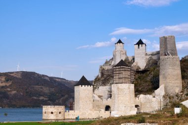 Tuna Nehri üzerindeki Golubac kalesi Sırbistan