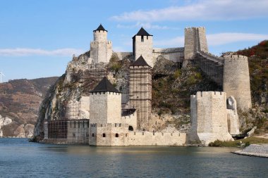 Golubac kalesi Tuna nehrinin Sırbistan 'daki en harika kalelerinden biri