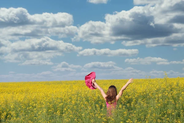 Kleines Mädchen Mit Erhobenen Händen Gelben Blumenfeld Frühling — Stockfoto