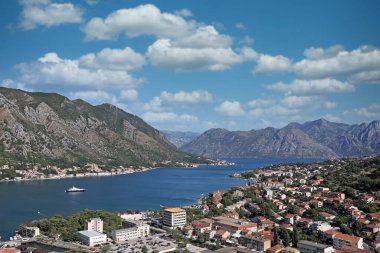 Kotor Körfezi Karadağ 'ın yaz mevsiminde manzarası