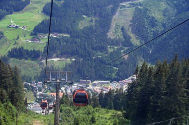 Stubnerkogel dağındaki teleferik Kötü Gastein Avusturya